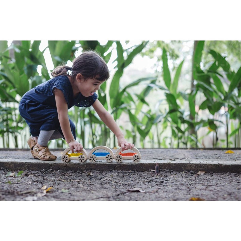 Kid playing PlanToys wautomobile