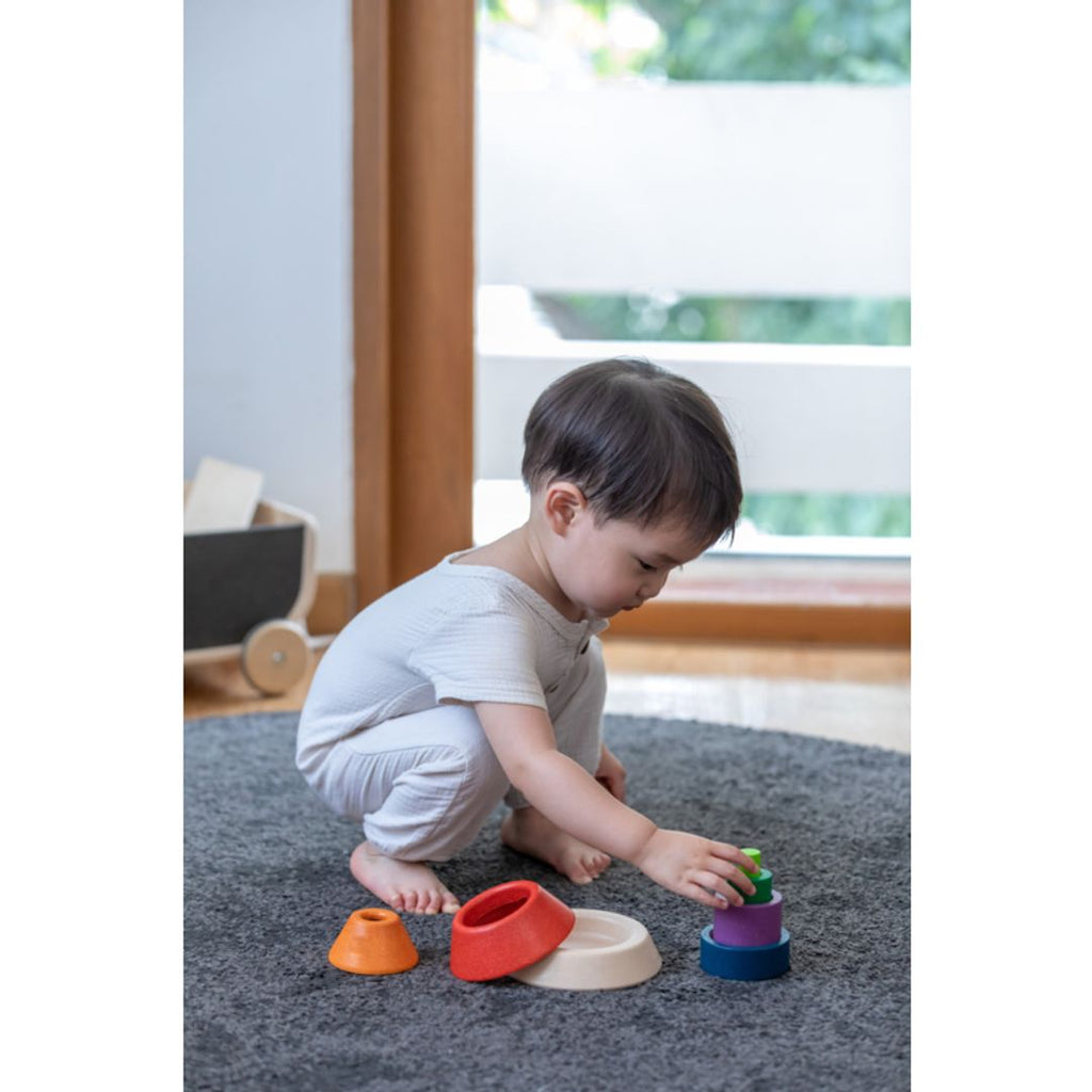 Kid playing PlanToys Cone Sorting - Unit Plus